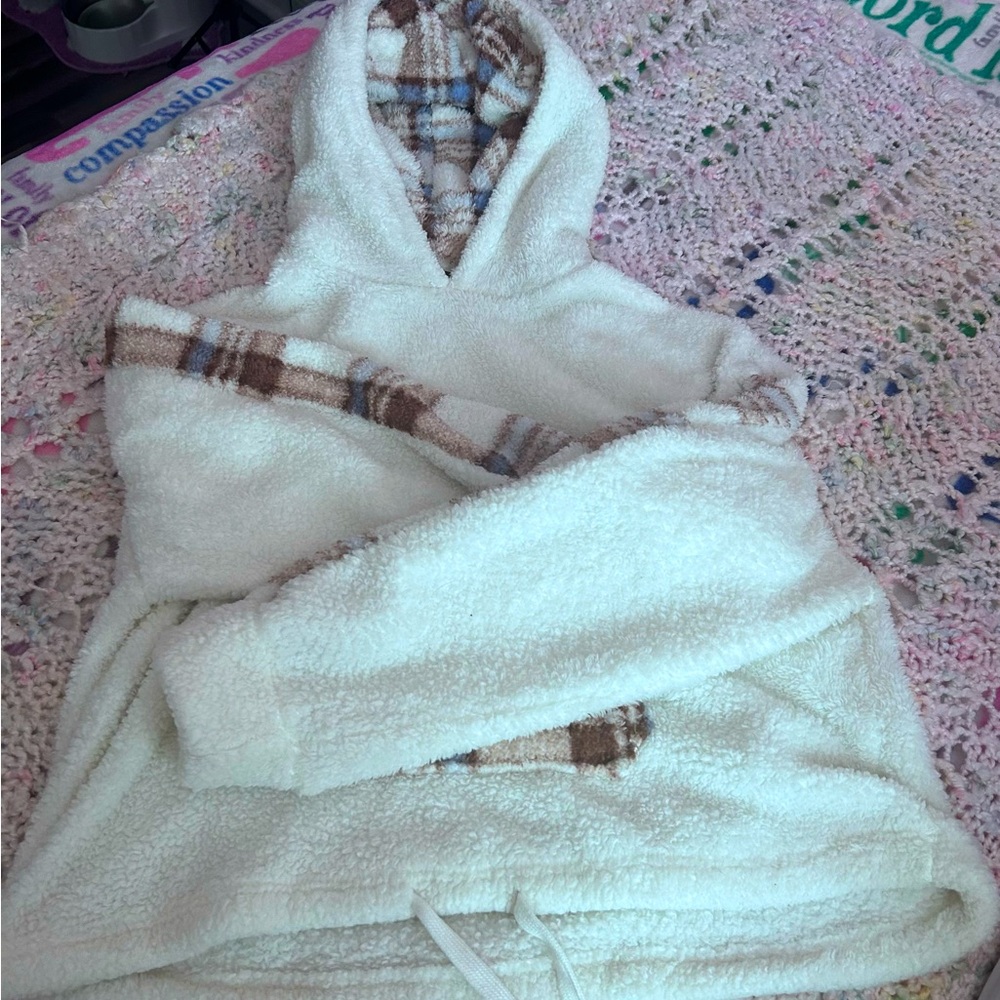 It is really cozy! The inside feels like a plush blanket